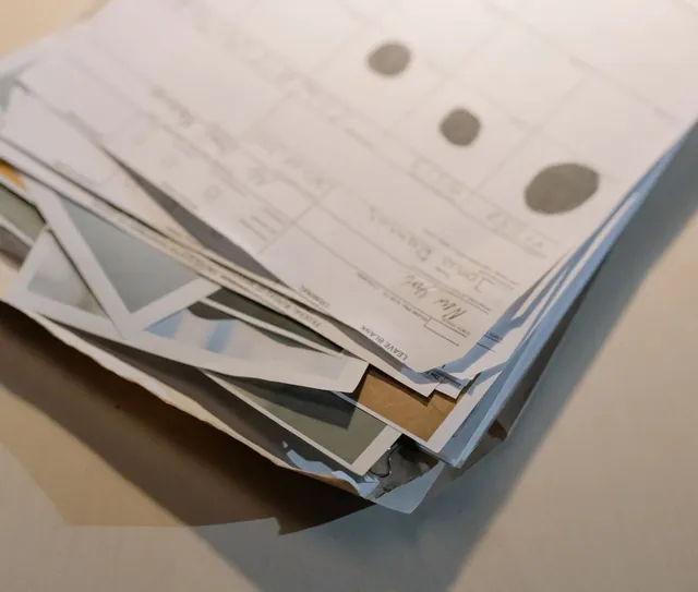Pilha de documentos impressos sobre a mesa