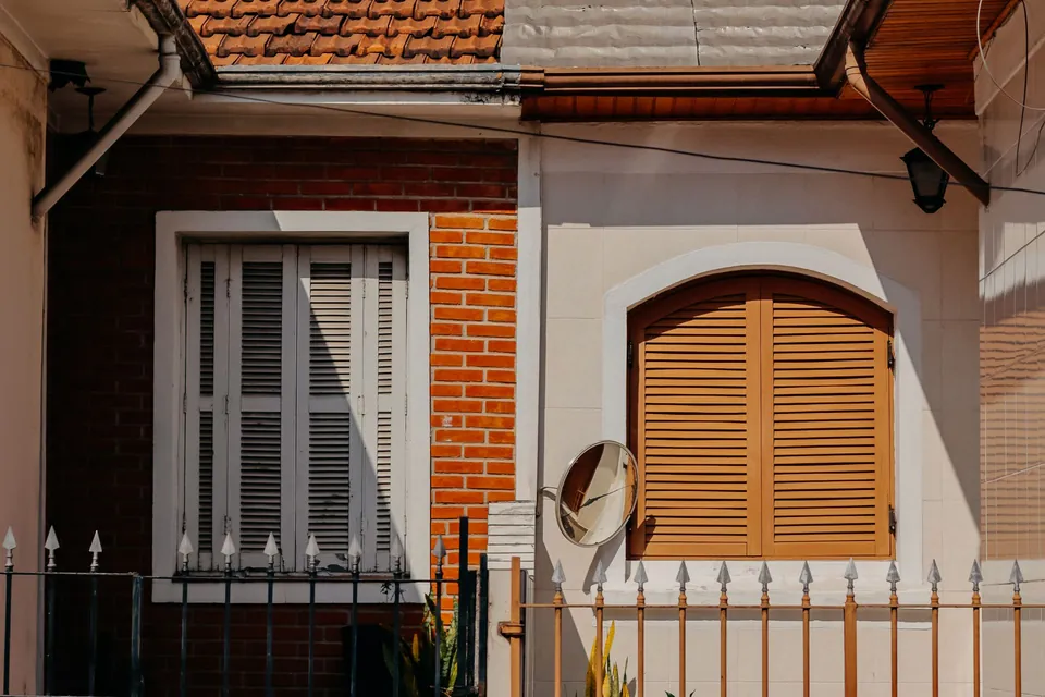 Fachada de uma casa urbana, com muro e portão