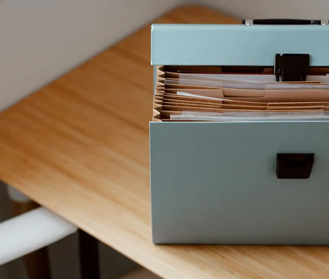 Pasta com documentos separados em divisórias