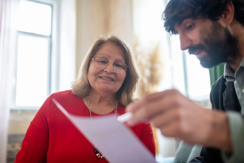 Profissional confere um documento com uma cliente