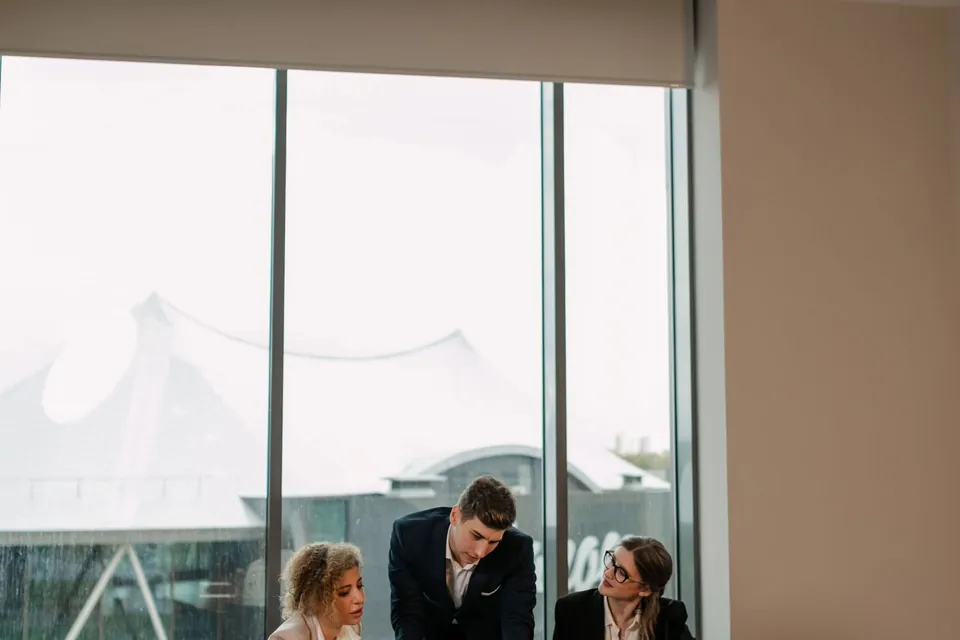 Profissional orienta a equipe da empresa à mesa