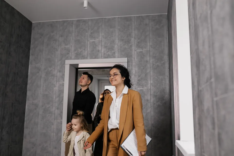 Profissional apresenta um imóvel a uma família