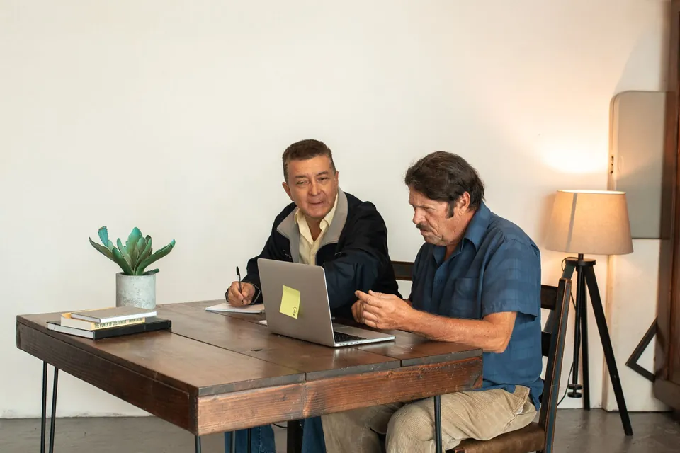 Advogado conversa com o cliente sobre documentos do trabalho