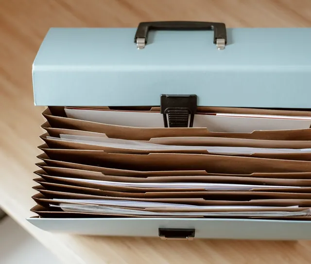 Arquivo sanfonado com documentos separados em pastas