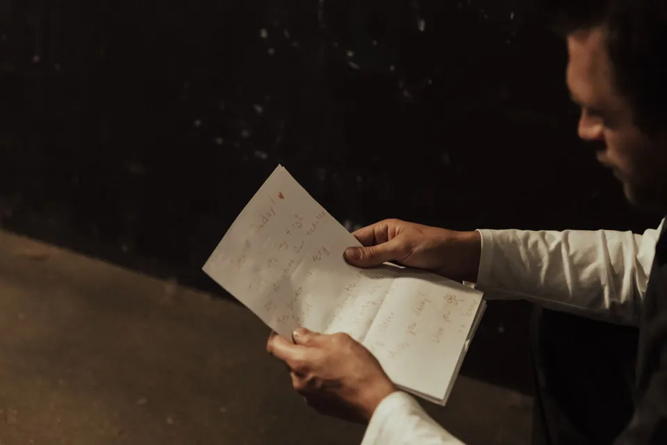 Homem lê com atenção um documento recebido