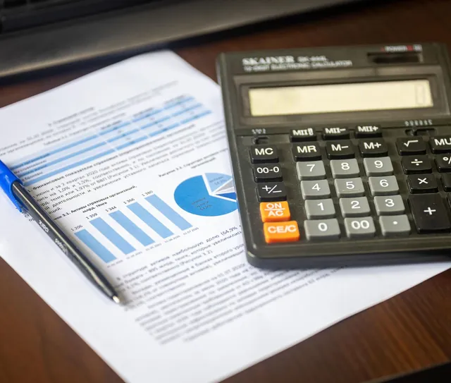 Calculadora e relatório de valores sobre a mesa