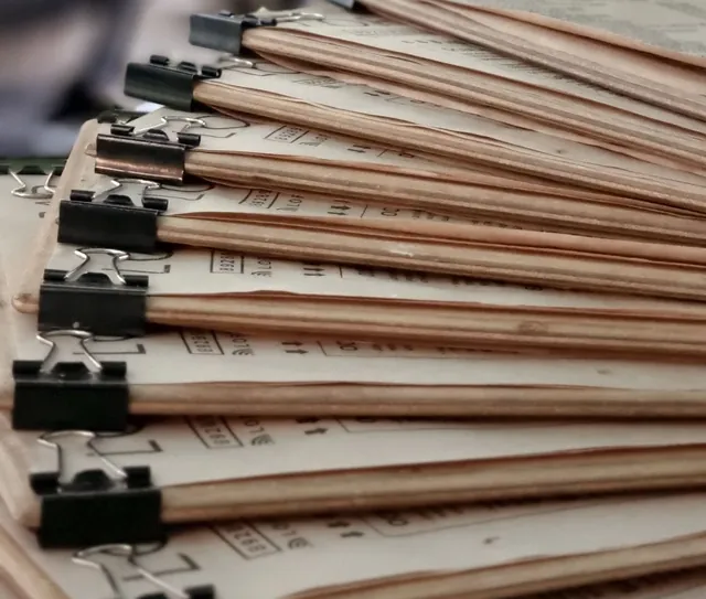 Maço de documentos preso em pranchetas sobre a mesa