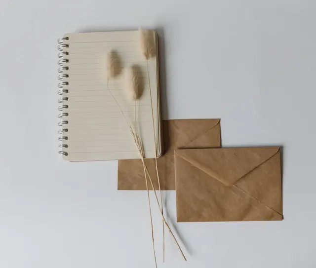 Envelopes e caderno de anotações sobre a mesa