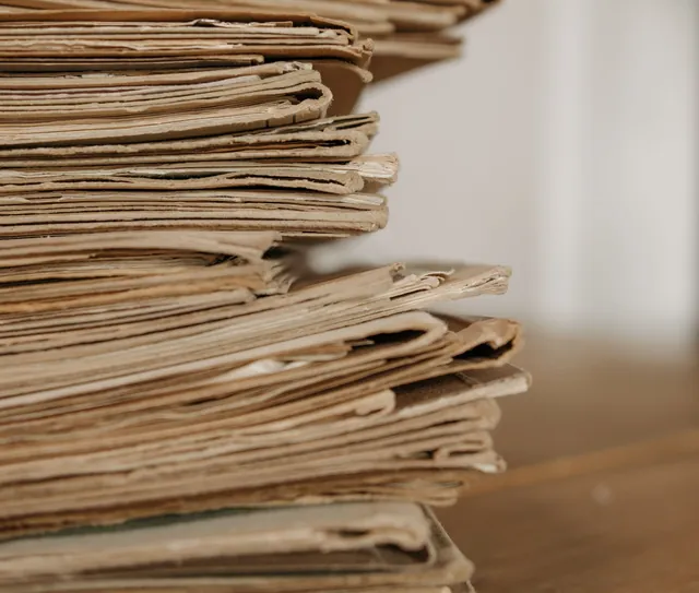 Pilha de processos em pastas de papel sobre a mesa