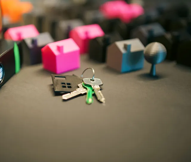 Casinhas em miniatura e um molho de chaves sobre a mesa