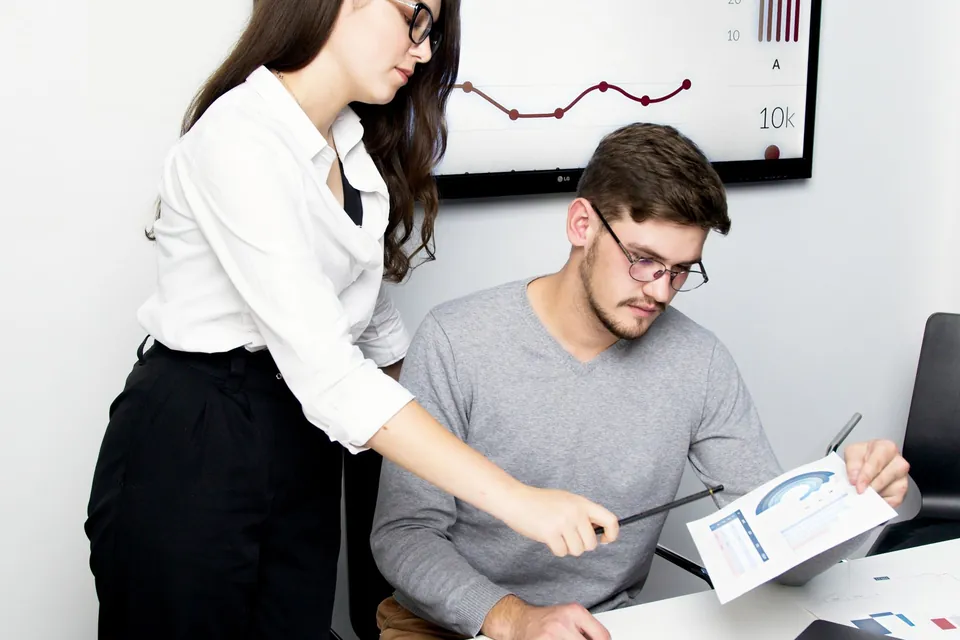 Profissional revisa rotinas com a responsável pela empresa