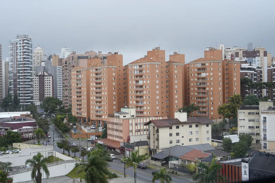Prédios residenciais de um bairro, vistos da rua