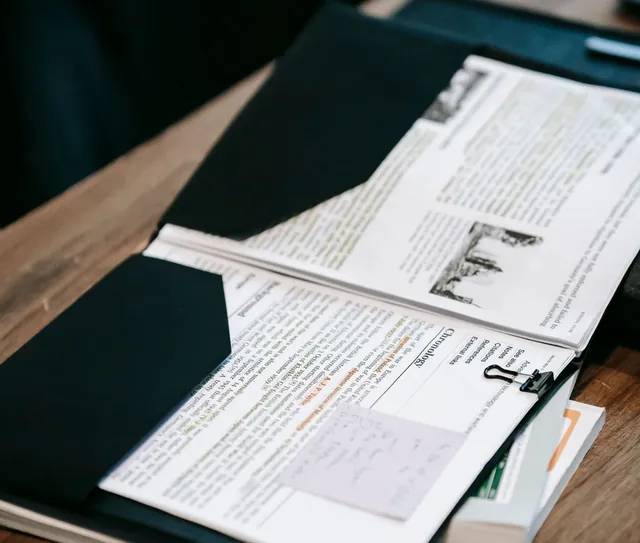 Pasta aberta com documentos sobre a mesa de madeira