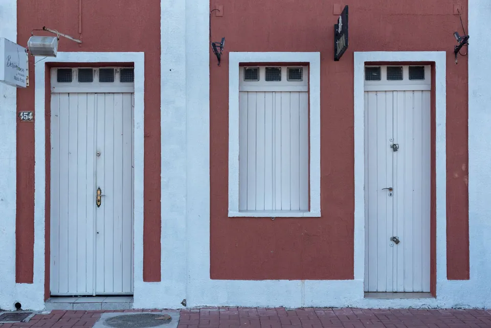 Fachada de uma casa em rua de bairro